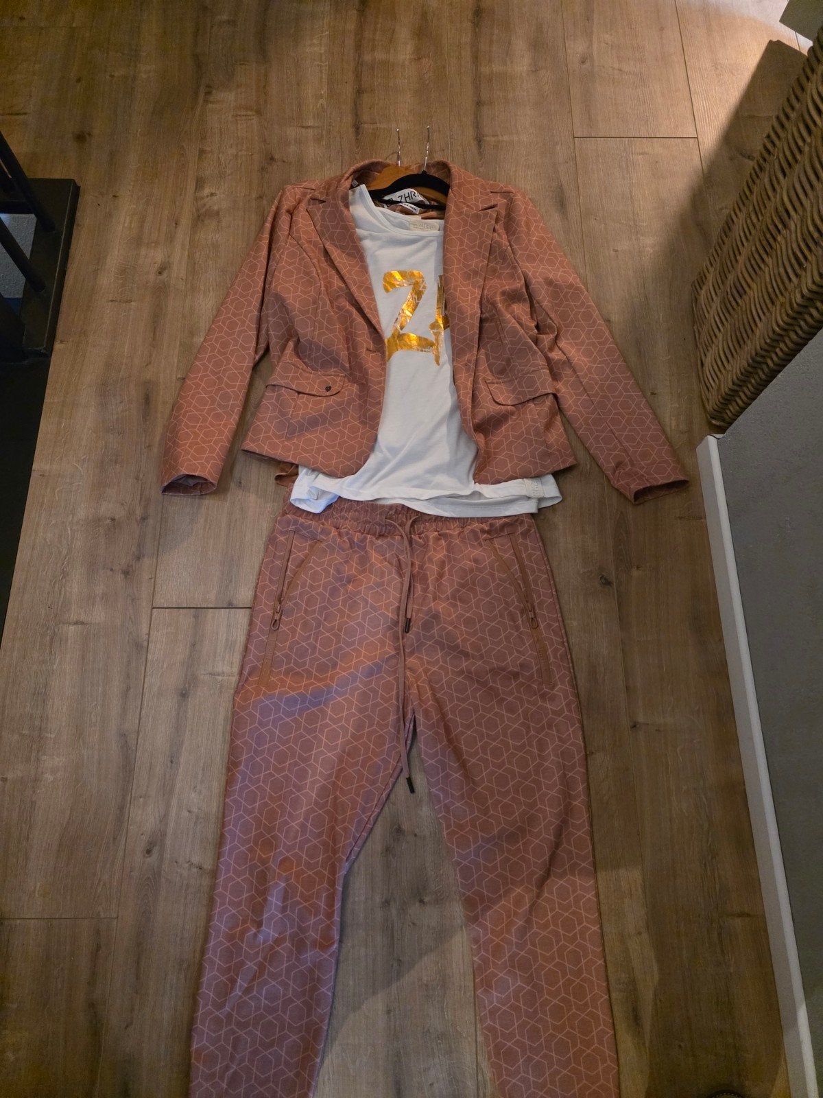 Zhrill Pak, Broek, Colbert , 2 T-shirts in Mooi Roze Zalkleu, Ophalen of Verzenden, Zo goed als nieuw, Roze