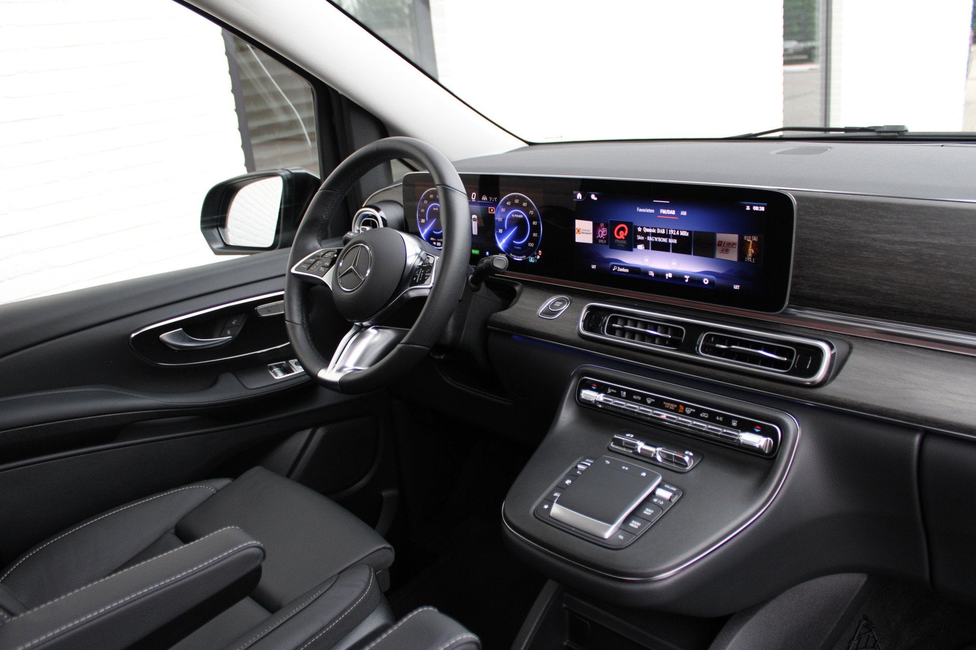 Mercedes-Benz EQV 300 L2 / AMG / Panorama / Luchtvering / 7-, Auto's, Dealer onderhouden, Gebruikt, Met garantie (alle), 7 stoelen