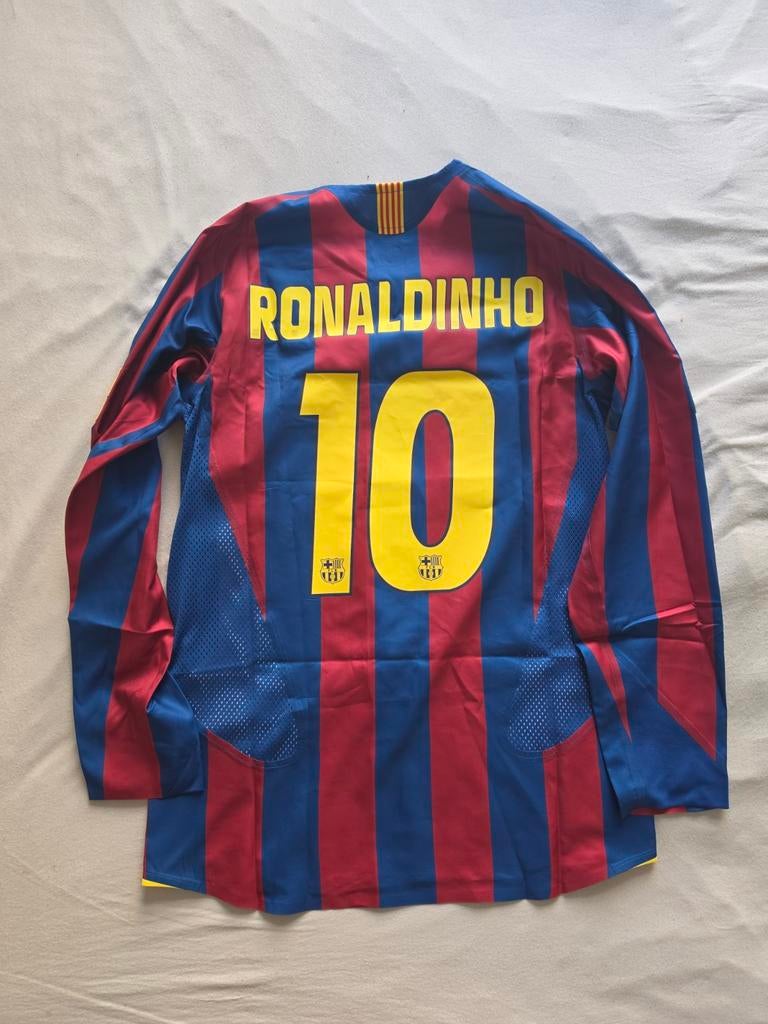 Maat 'M' Reissued Ronaldinho Nike FC Barcelona long-sleeved, Verzamelen, Sportartikelen en Voetbal, Ophalen of Verzenden, Nieuw