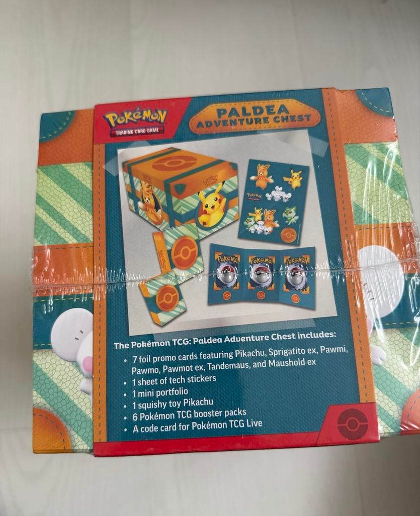 Pokémon TCG Paldea Adventure Chest - Nieuw en Geseald, Ophalen of Verzenden, Zo goed als nieuw, Overige typen, Foil