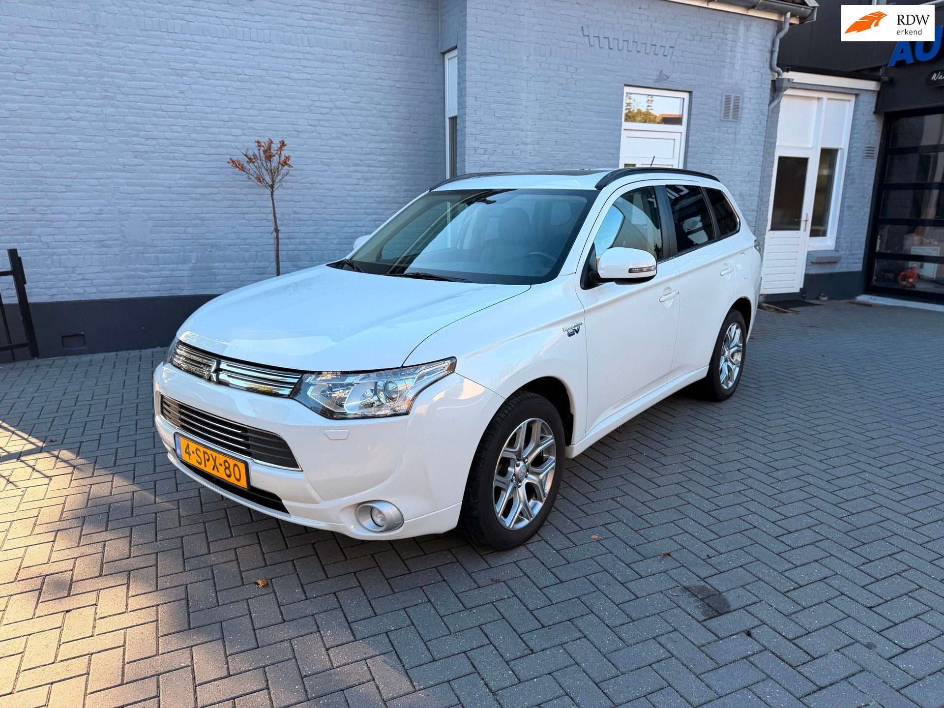 Mitsubishi Outlander 2.0 PHEV | LEER | DAKJE | TREKHAAK | ST, Auto's, Zwart, 4 cilinders, Wit, Vierwielaandrijving