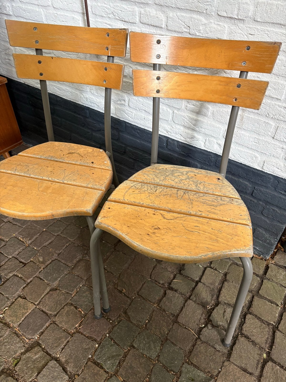 Twee houten schoolstoelen - Gebruikt voor buiten, Huis en Inrichting, Ophalen, Gebruikt, Twee, Bruin