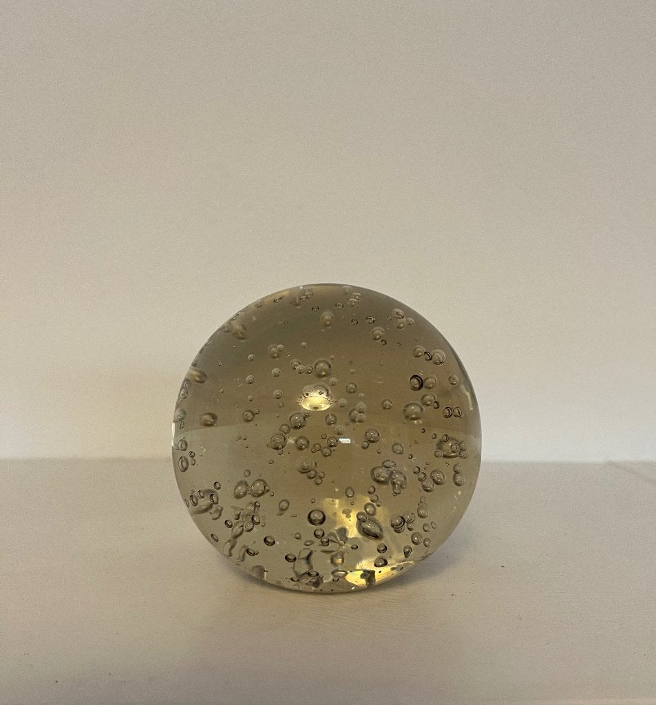 Presse papier glazen bol met luchtbellen, Antiek en Kunst, Kunst | Designobjecten, Glas, 9 cm, Object, Ophalen of Verzenden