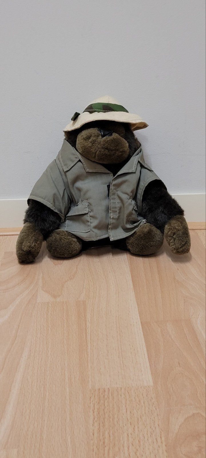 Knuffel Gorilla met Safari Outfit - Zo goed als nieuw, Ophalen, Overige typen, Zo goed als nieuw, Met kleding of accessoire