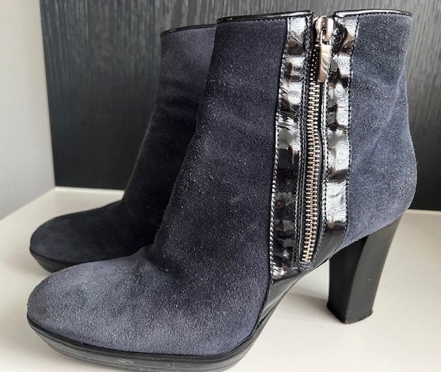 Omoda, grijze suede laarsjes met lak leren accenten 39., Kleding | Dames, Omoda, Lage of Enkellaarzen, Ophalen of Verzenden, Zo goed als nieuw