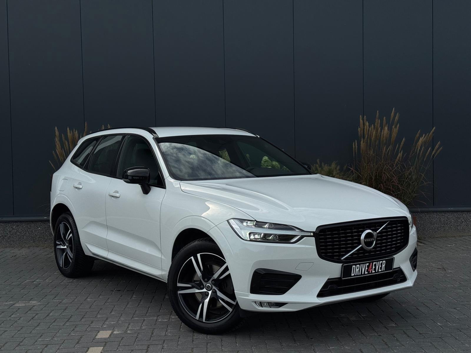 Volvo XC60 2.0 B5 AWD R-Design NAVI|LEDER|CAMERA|SPORTVELGEN, Auto's, Dealer onderhouden, Gebruikt, Wit, Bedrijf