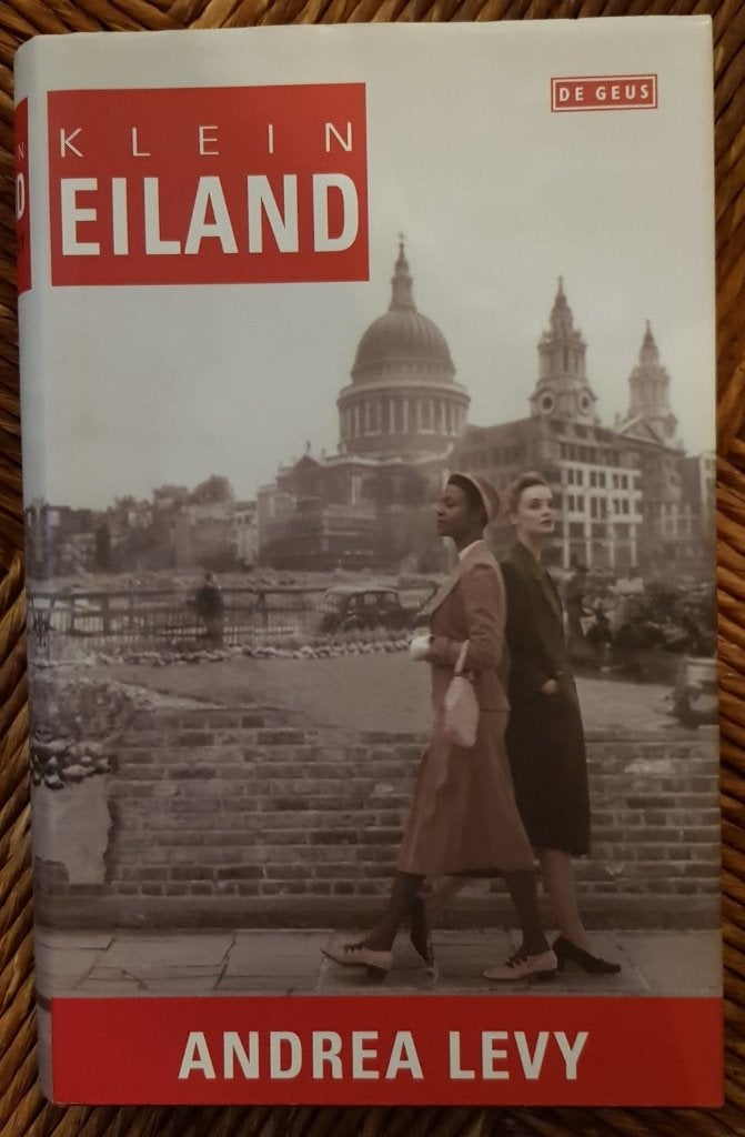 Klein eiland - Andrea Levy - hardcover - IZGST Jamaicanen UK, Ophalen of Verzenden, Zo goed als nieuw, Andrea Levy, Europa overig