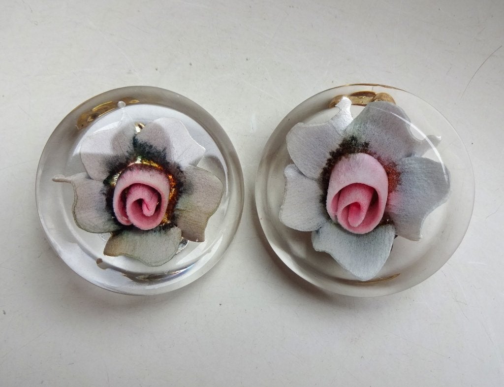 Vintage clip oorbellen: acryl met intaglio roos motief, Ophalen of Verzenden, Overige materialen, Oorbellen