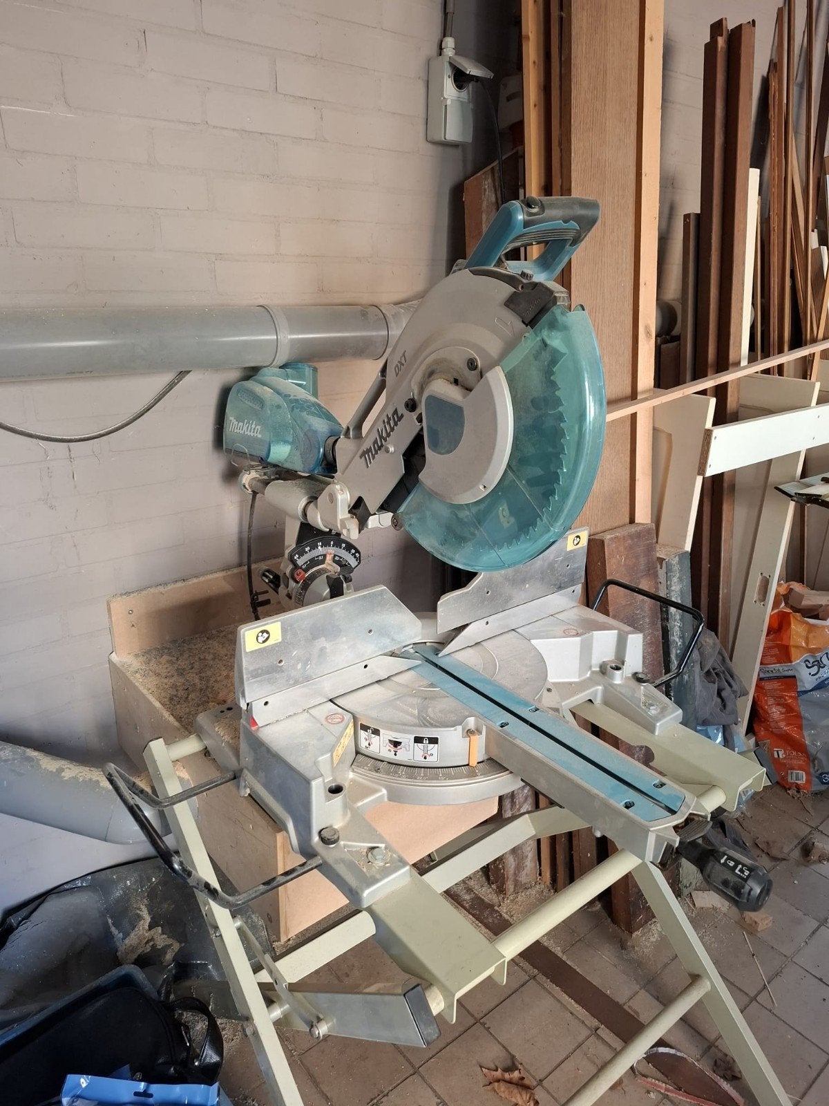 Makita   Afkortzaag met onderstel, Doe-het-zelf en Verbouw, Gereedschap | Zaagmachines, Ophalen, Gebruikt, 70 mm of meer, Makita