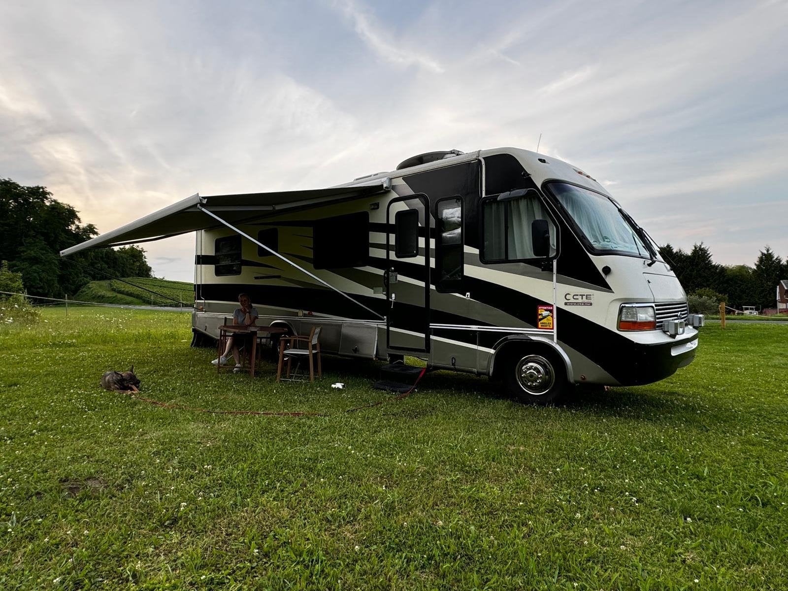 Schitterende compleet uitgevoerde Amerikaanse camper, Caravans en Kamperen, Campers, Chemisch toilet, Standaard zit, Ford, 7 tot 12 maanden geleden