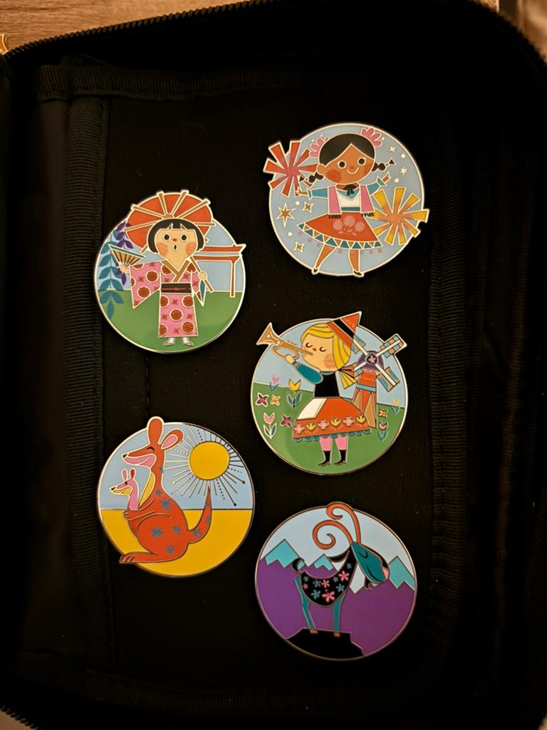 Disney It’s a small world mystery pin set, Verzamelen, Speldjes, Pins en Buttons, Ophalen of Verzenden, Zo goed als nieuw