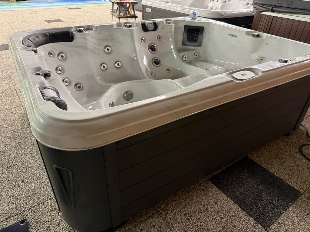 Passion Spa Repose 6 persoons 3 ligplaatsen. Ruime Jacuzzi!