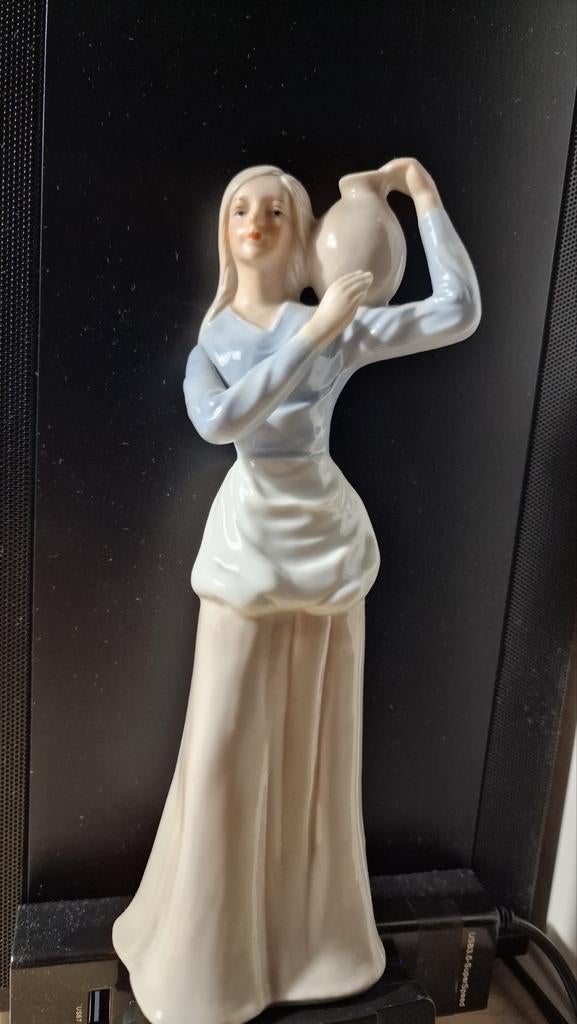 Spaanse Porseleinen Figuur - Vrouw met Kruik, Ophalen of Verzenden