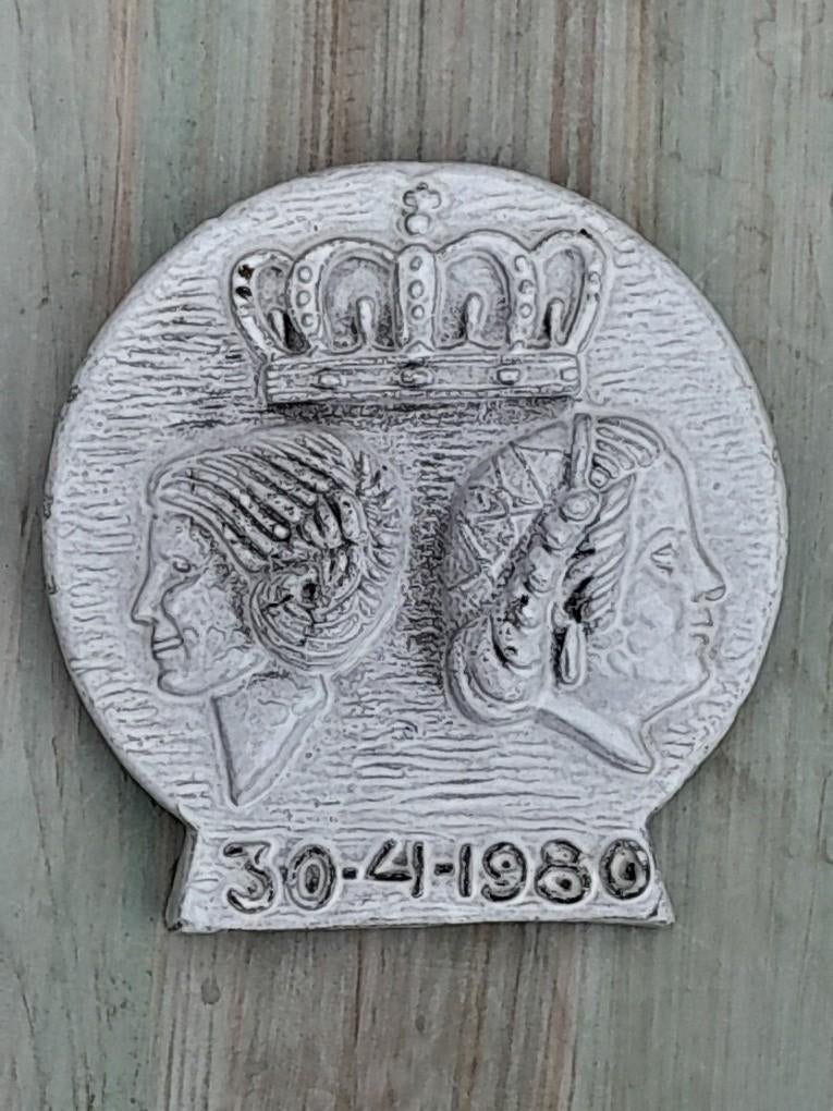 Herinneringsschildje troonswisseling Juliana - Beatrix, Ophalen of Verzenden, Gebruikt, Nederland, Overige typen
