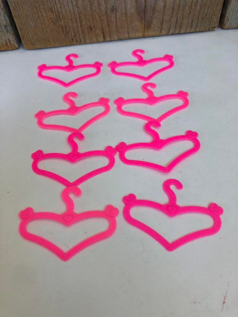 Roze Barbie kleding hangers, Kinderen en Baby's, Speelgoed | Poppen, Ophalen of Verzenden, Zo goed als nieuw, Barbie