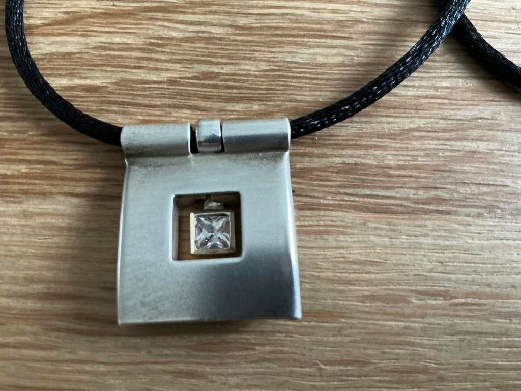 Jan des Bouvrie ontwerp 2004 zilveren hanger aan zijde koord, Sieraden, Tassen en Uiterlijk, Ophalen of Verzenden, Zo goed als nieuw