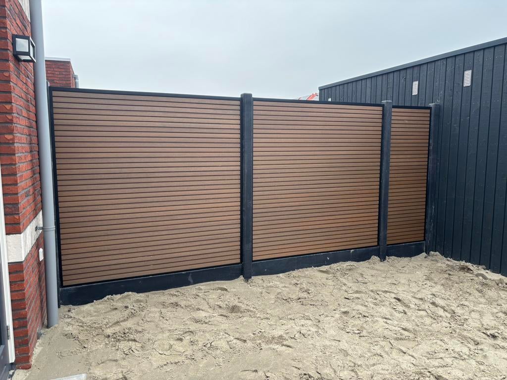 Composiet schutting met betonpalen en platen €185 p/m, Ophalen, Kunststof, 1 tot 2 meter, Minder dan 3 meter