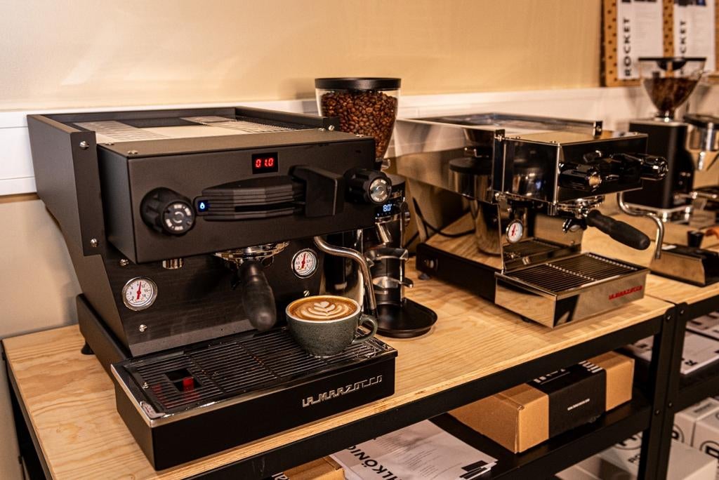 La Marzocco Linea Mini R in onze showroom, 10 kopjes of meer, Ophalen of Verzenden, Zo goed als nieuw, Espresso apparaat