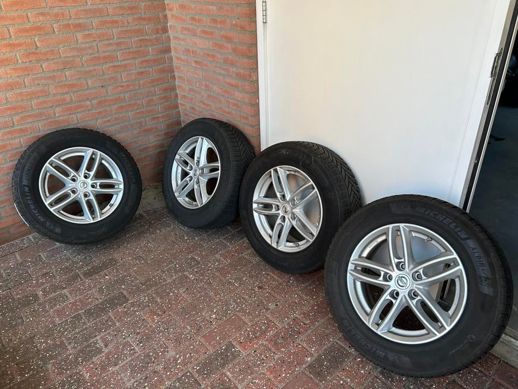 Setje originele nissan velgen met michelin winterbanden., Ophalen, Zo goed als nieuw