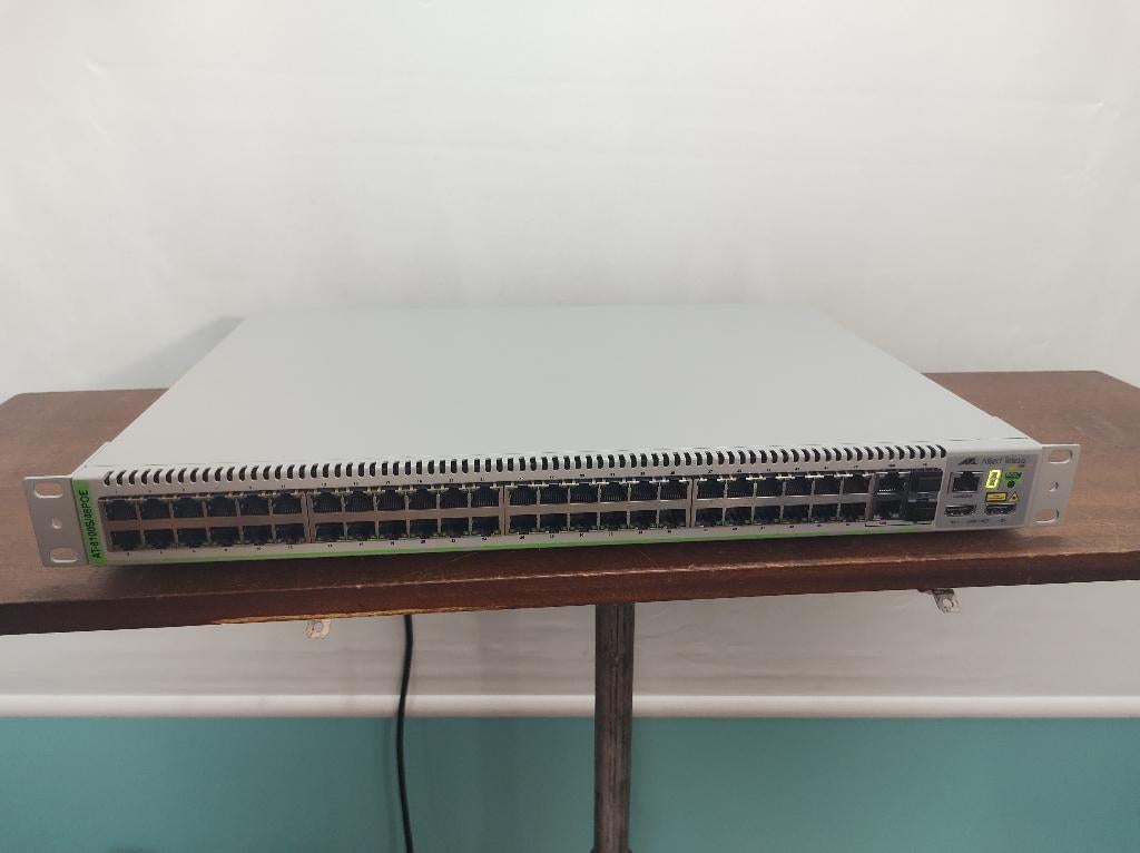 Allied Telesis AT-8100S Ethernet Rackswitch 48-poorts, Computers en Software, Netwerk switches, Ophalen of Verzenden, Gebruikt