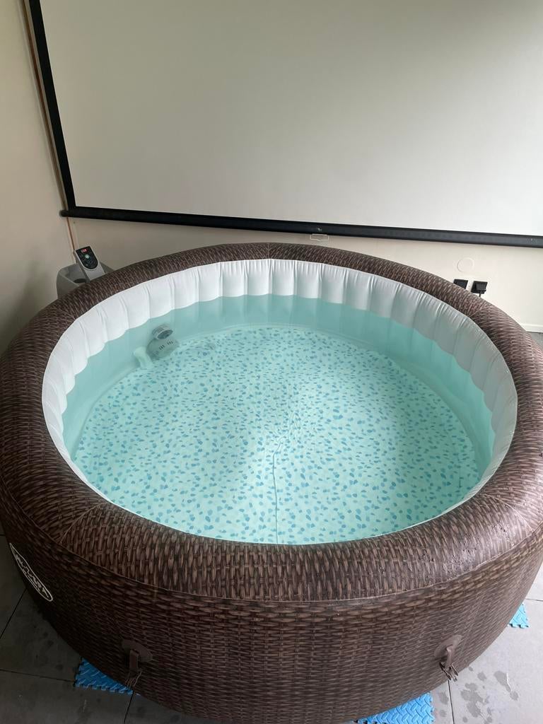 Jacuzzi inclusief filters 5-7p. Bestway lay z spa st Moritz, Ophalen of Verzenden, Zo goed als nieuw, Filter