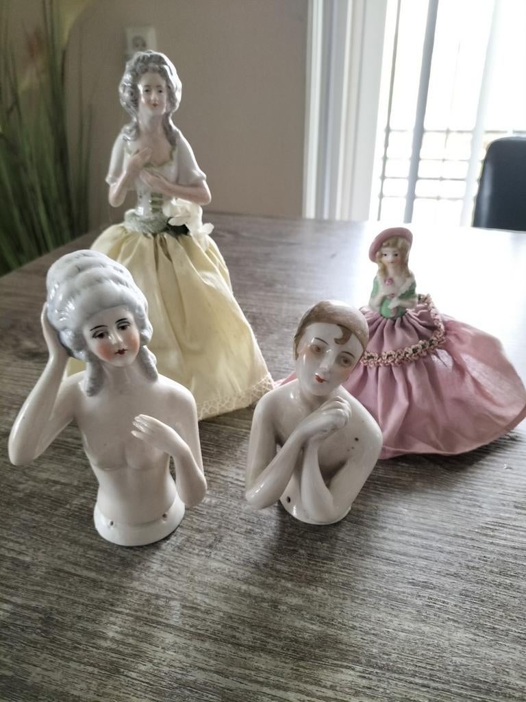 4 antieke porseleinen half dolls., Antiek en Kunst, Antiek | Porselein, Verzenden