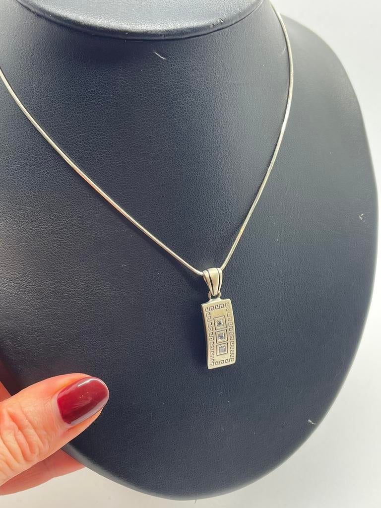 C273 Prachtige zilveren ketting met Griekse Meander  hanger, Met hanger, Ophalen of Verzenden, X, Zilver