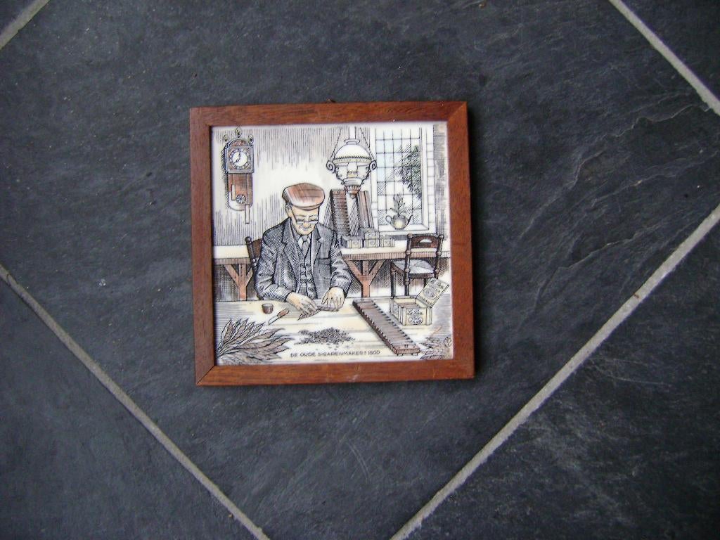 tegel in lijst - De oude sigarenmaker ca. 1900, Ophalen of Verzenden, Zo goed als nieuw