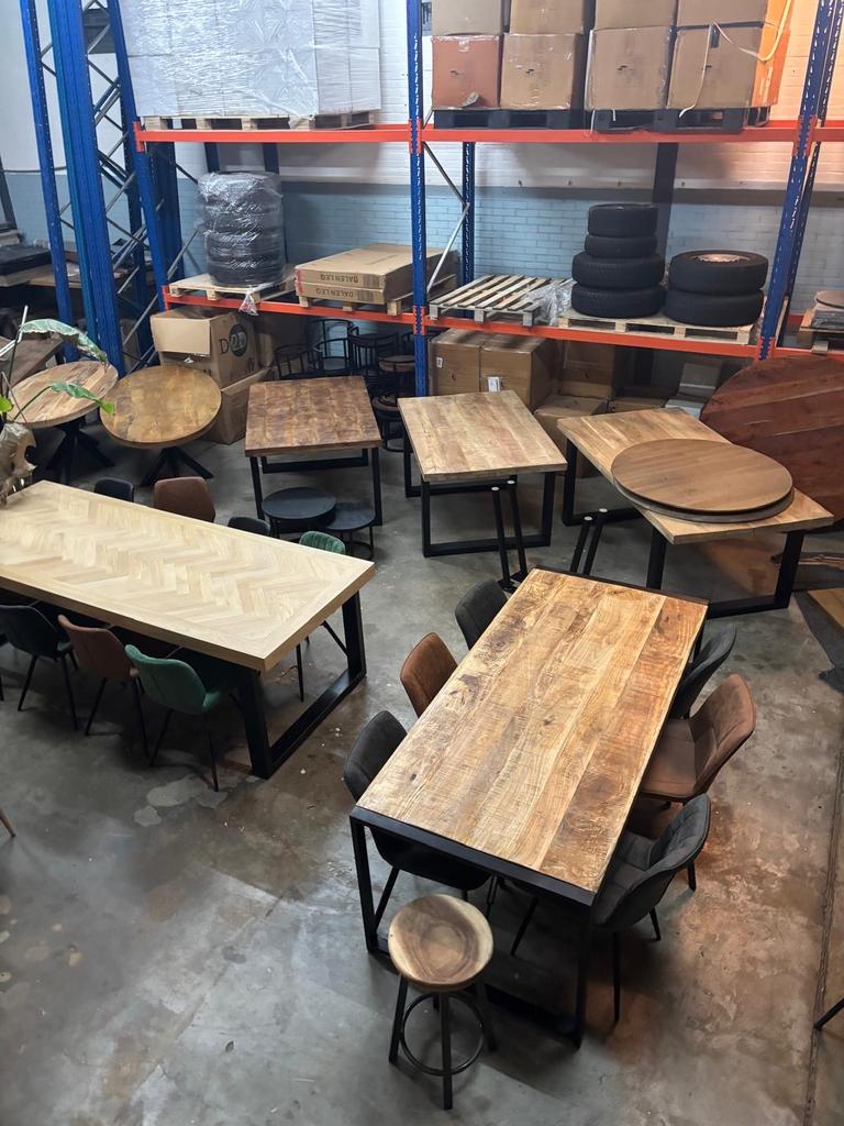 Ex showroom eettafels: ovaal, rond, rechthoekig, boomstam, 100 tot 150 cm, 200 cm of meer, Zo goed als nieuw, Vijf personen of meer