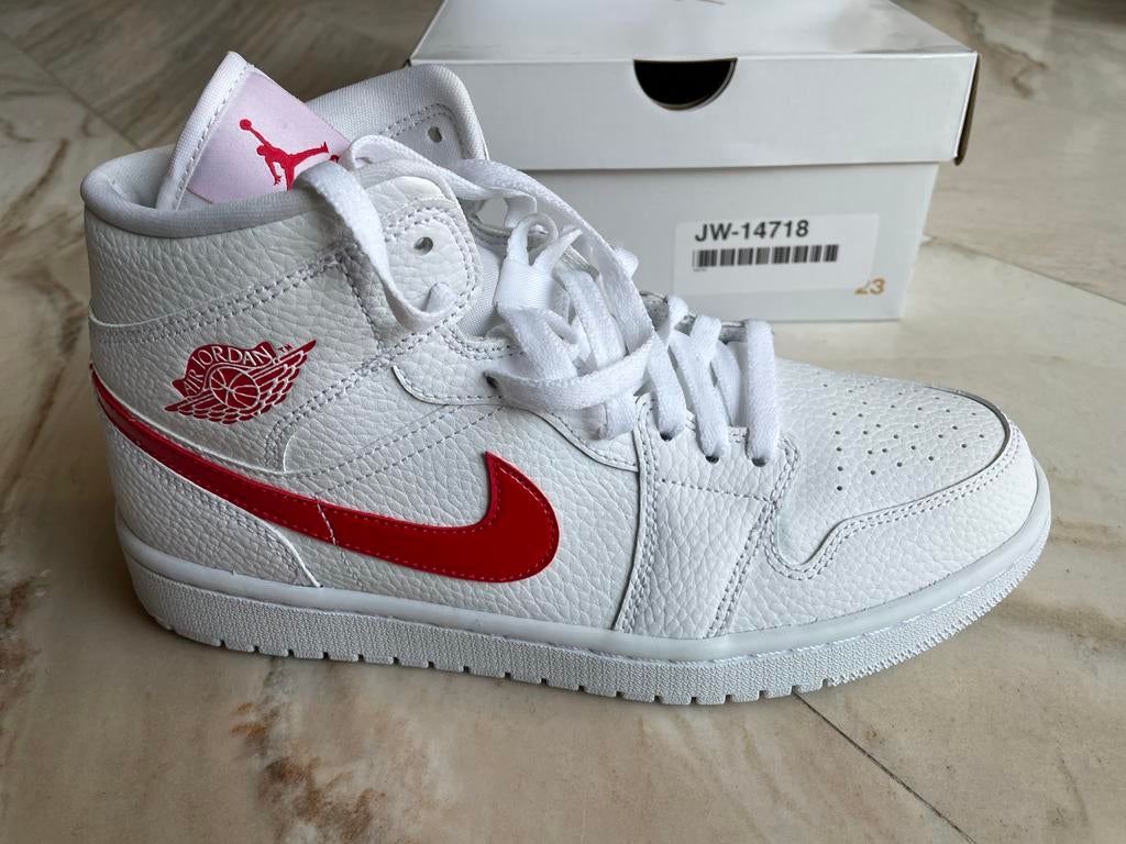 Air Jordan 1 Mid White University Red (Women’s), Wit, Nieuw, Ophalen of Verzenden, Sneakers of Gympen