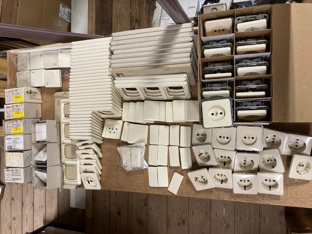 Gira basic schakelmateriaal stopcontacten creme en wit, Doe-het-zelf en Verbouw, Gebruikt, ., Ophalen of Verzenden, .