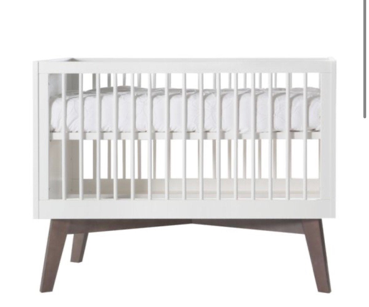 Kidsmill sixties ledikant wit met walnootkleur poten, Ophalen, Gebruikt, Ledikant