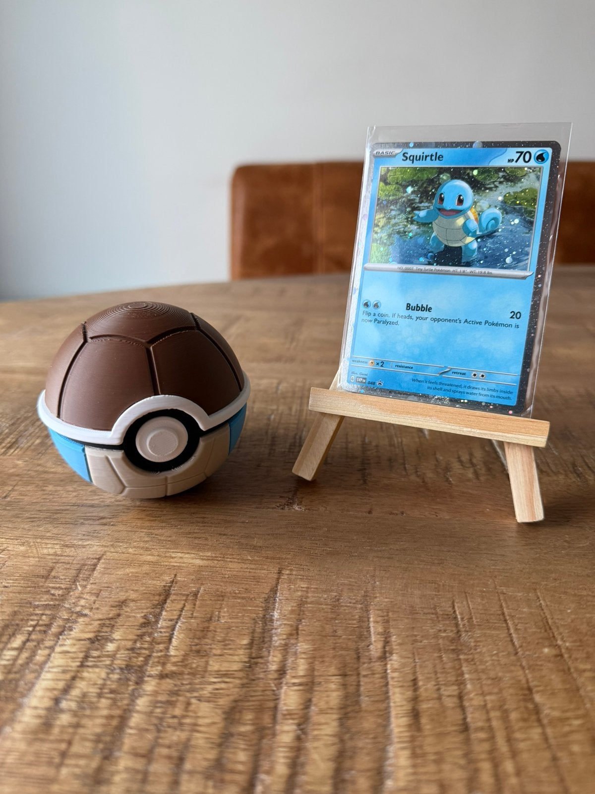 Squirtle pokemon kaart + standaard + pokeball, Ophalen of Verzenden, Nieuw, Losse kaart, Foil