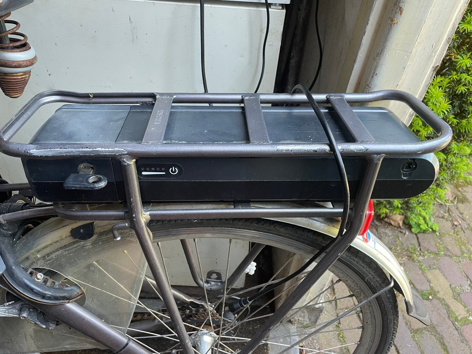 Accu te koop (niet werkend). Met lader, Ophalen, Gebruikt