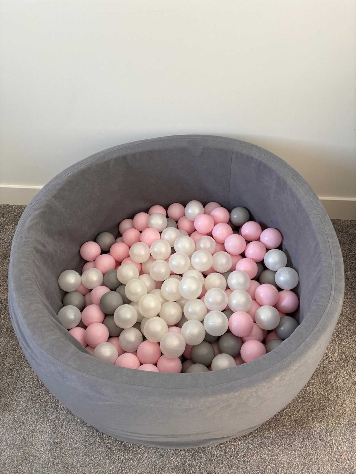 Ballenbak met circa 200 ballen - Grijs/Roze/Wit, Ophalen, Zo goed als nieuw, Meisje