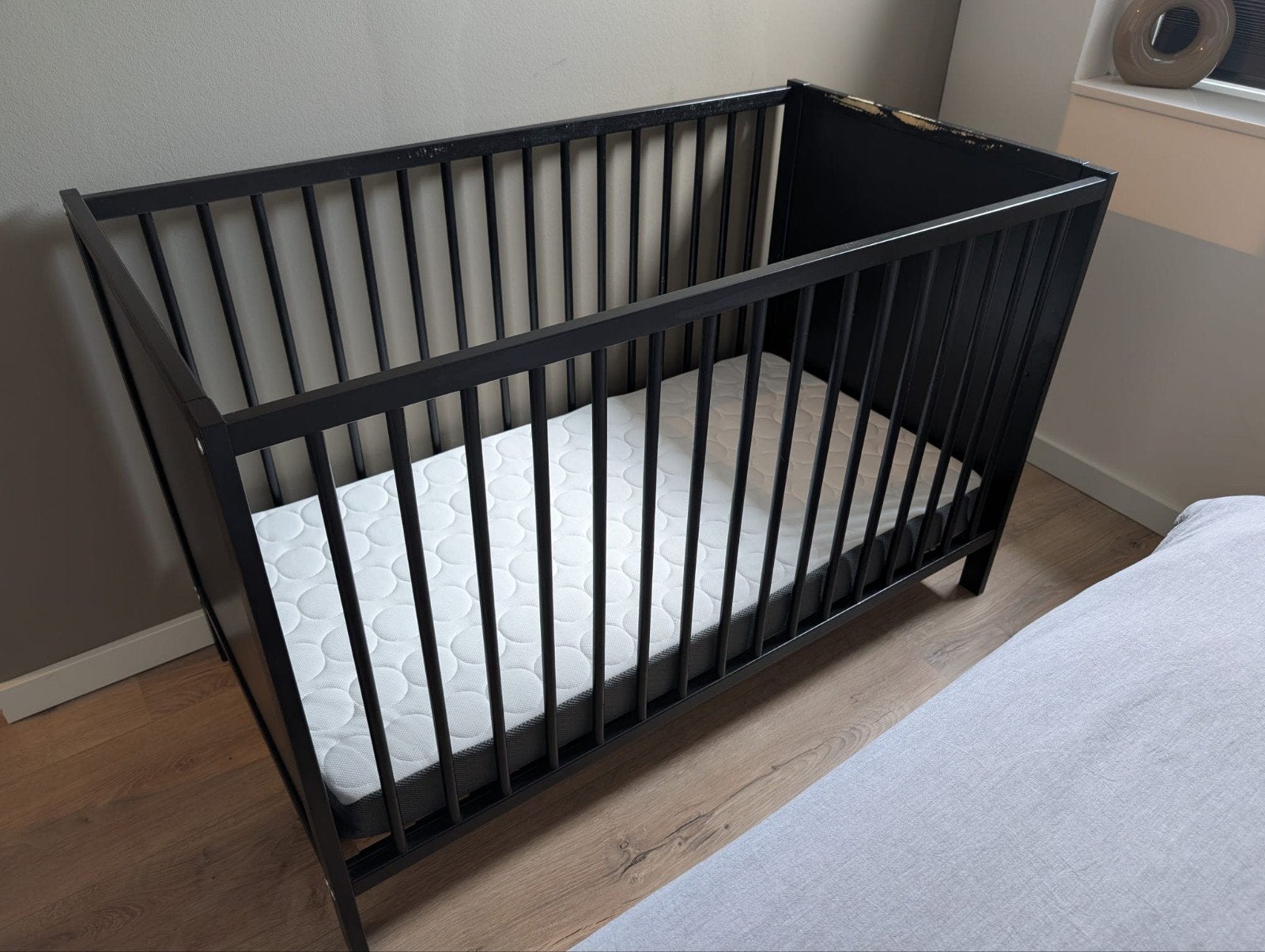 Zwart ledikant met matras (IKEA HIMLAVALV), Gebruikt, Minder dan 140 cm, Minder dan 70 cm, Ophalen