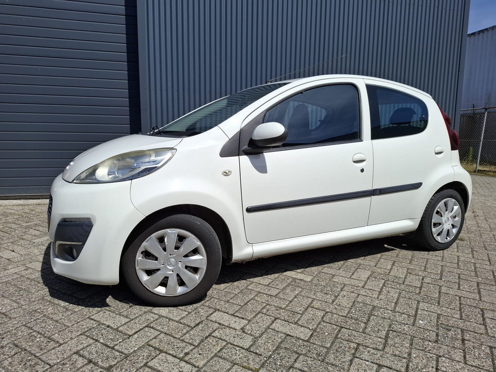 Peugeot 107 1.0 12V 5DR 2012 Wit, Auto's, Voorwielaandrijving, 4 stoelen, Origineel Nederlands, Handgeschakeld