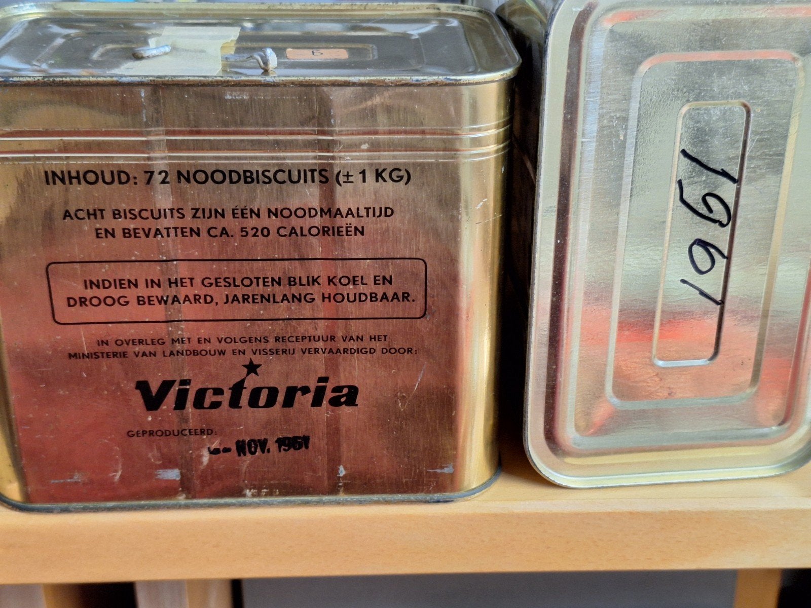 2 stuks, Vintage Victoria Noodbiscuits Blik 1961, Ophalen