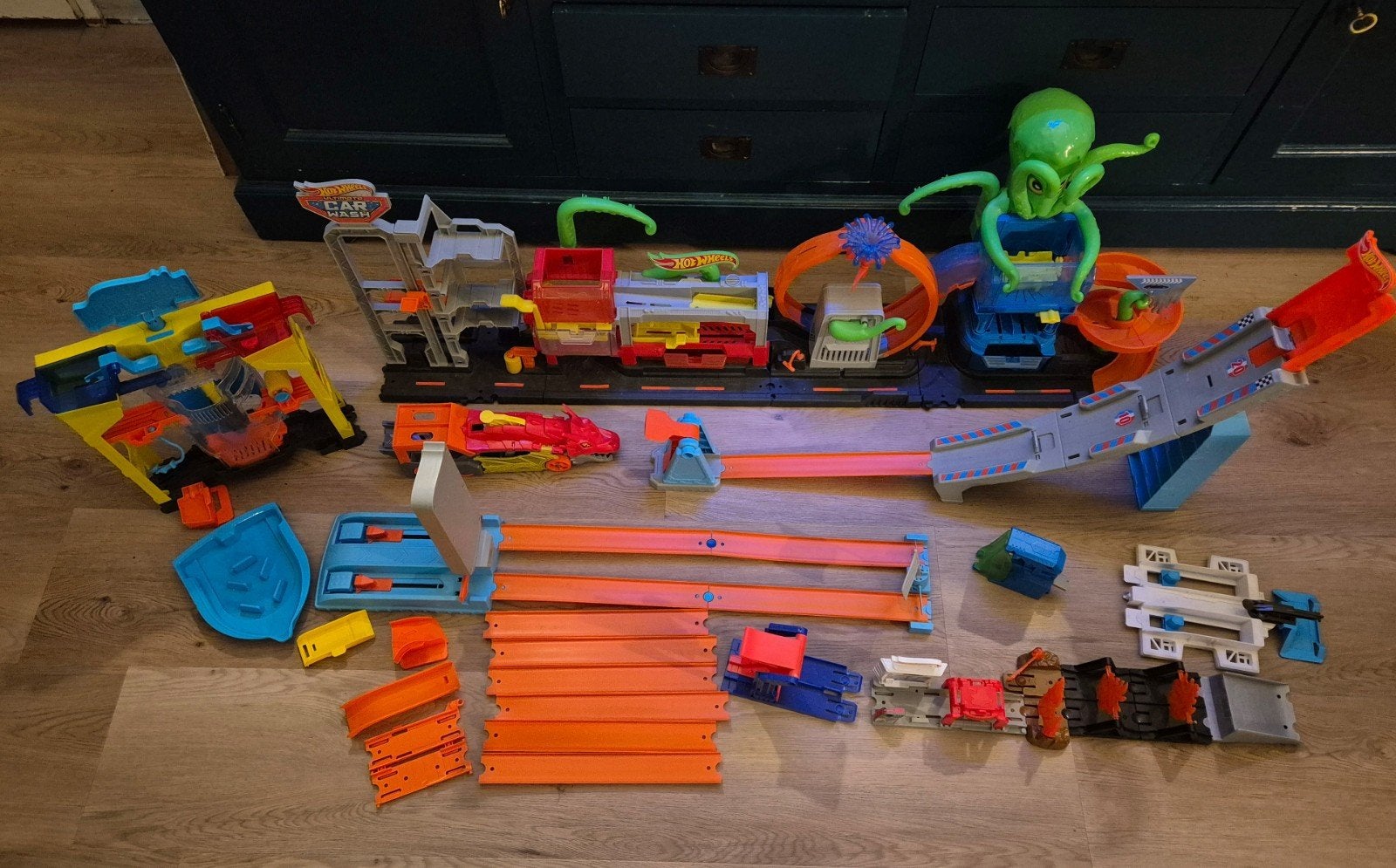 Grote Hot Wheels set met veel auto's en banen, Ophalen of Verzenden, Gebruikt
