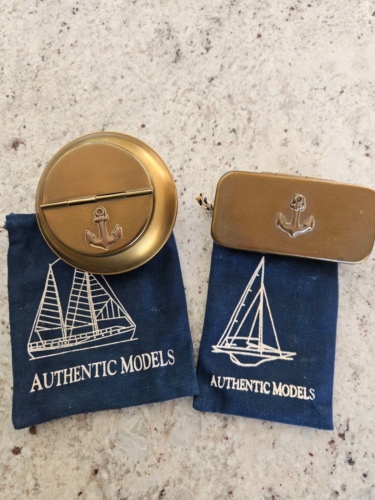 Authentic Models messing asbak en sigarettendoosje, Ophalen