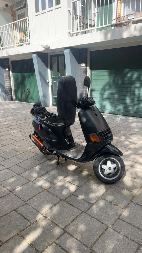 Piaggio quartz 70cc duits ac, Fietsen en Brommers, Scooters | Piaggio, Zo goed als nieuw, Overige modellen, Benzine, Ophalen