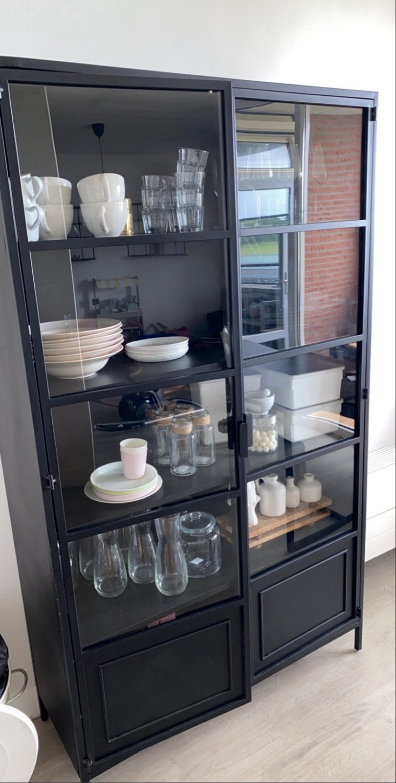 Loods 5- Zwarte vitrinekast met glazen deuren, Gebruikt, 100 tot 150 cm, Ophalen of Verzenden, Metaal