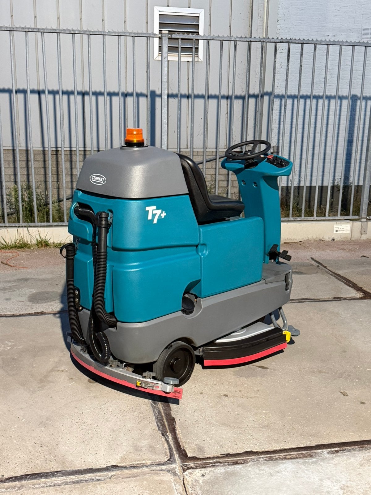 Tennant T7 schrobzuigmachine 2022 refurbished, Doe-het-zelf en Verbouw, Reinigingsmachines, Verzenden, Zo goed als nieuw, Schrobmachine