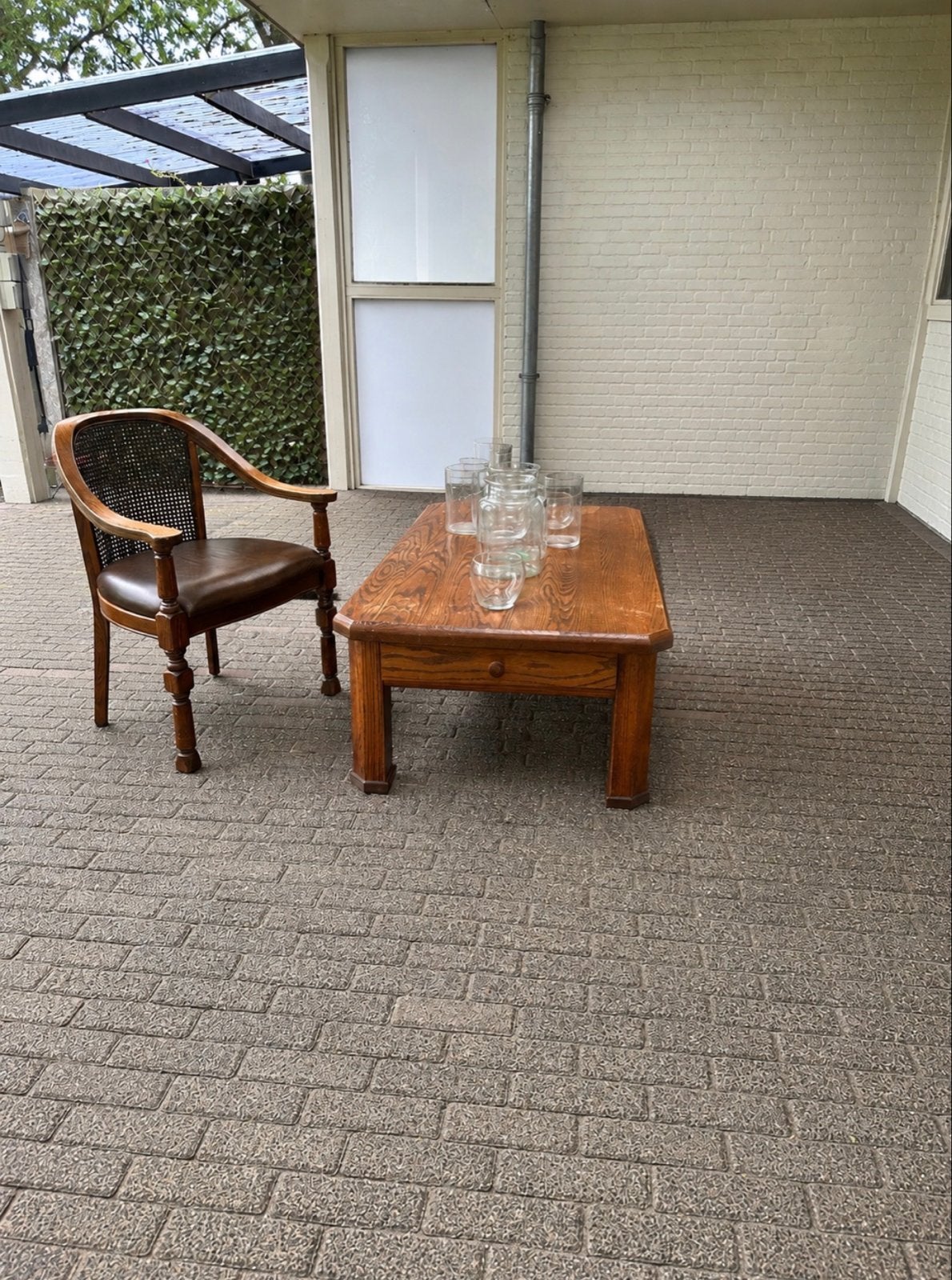 Vintage houten salontafel met lade en rieten stoel, Gebruikt, Bruin, Ophalen of Verzenden, Eén