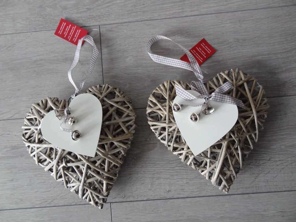 NIEUW! Rieten Hart Met Belletje 25CM (2 Stuks) >Snelle Verze, Ophalen of Verzenden, Nieuw, Wandhanger