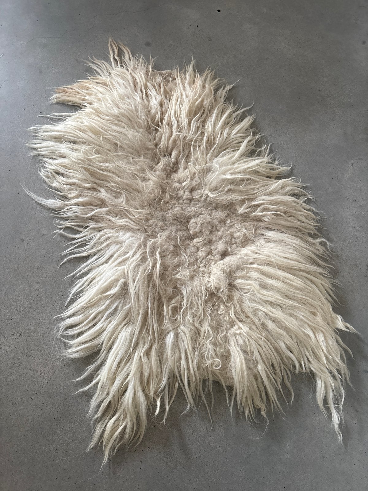Zacht en pluizig schapenvacht kleed, Ophalen, Gebruikt, 100 tot 150 cm, Beige