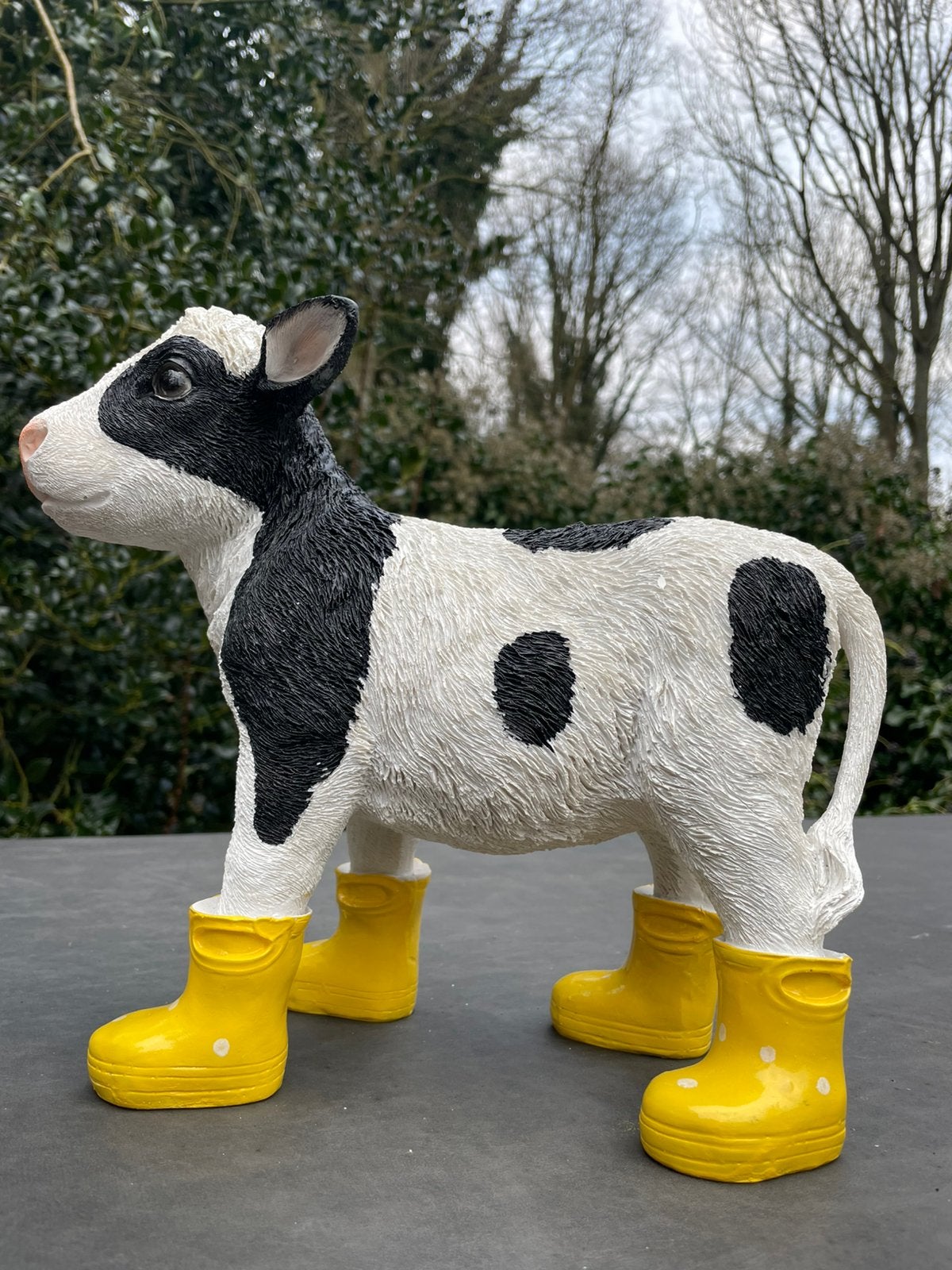 Kalf koe gele regenlaarsjes beeld tuin boerderij boer stal, Tuin en Terras, Tuinbeelden, Ophalen of Verzenden, Nieuw, Kunststof