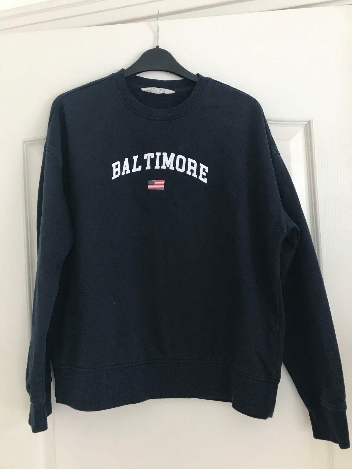 Donkerblauwe sweater met 'Baltimore' opdruk, Ophalen of Verzenden, Zo goed als nieuw, Maat 38/40 (M), Blauw