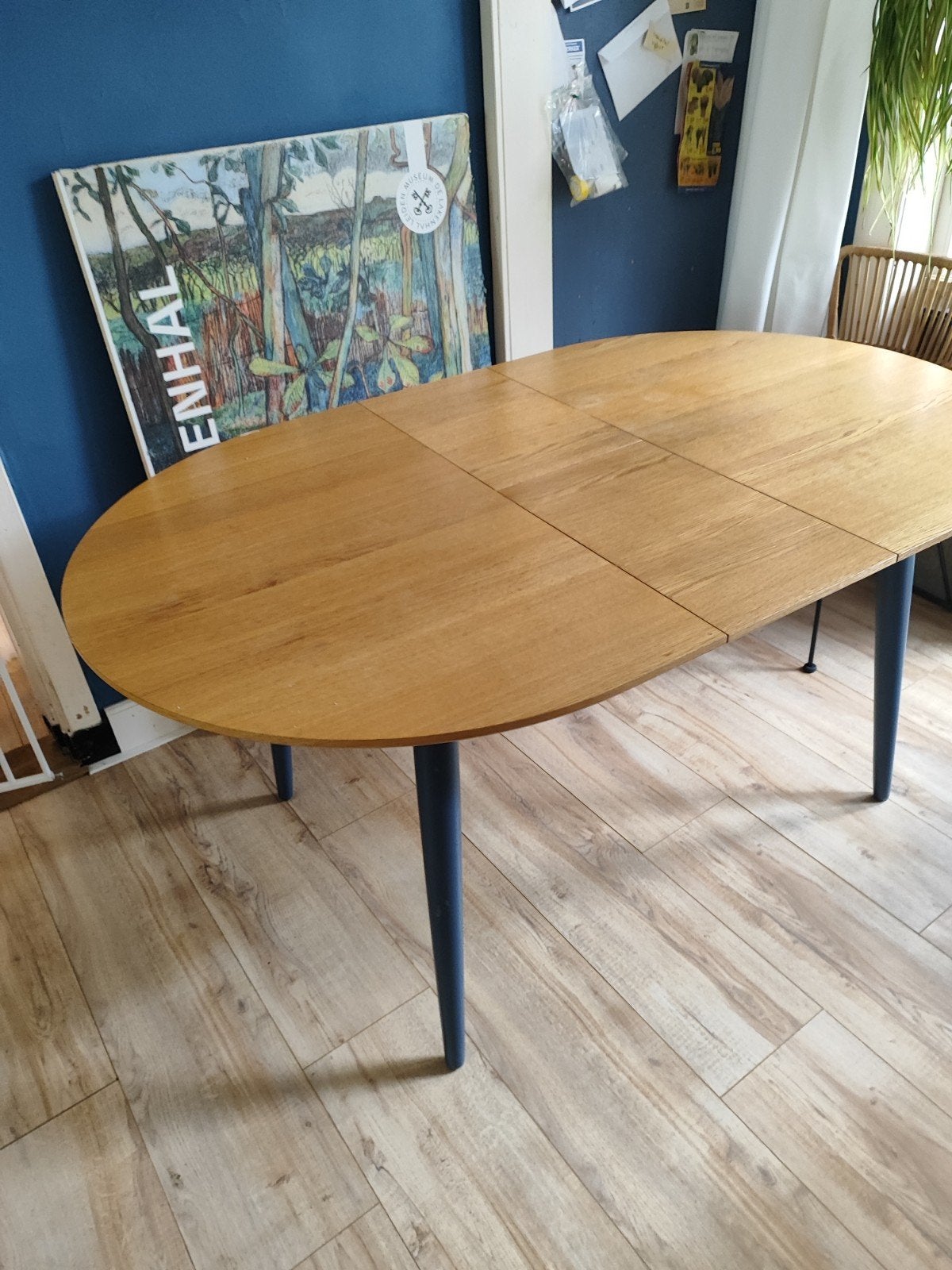 Uitschuifbare eettafel met donkerblauwe poten, Huis en Inrichting, Tafels | Eettafels, Eikenhout, 100 tot 150 cm, Modern, Scandinavisch