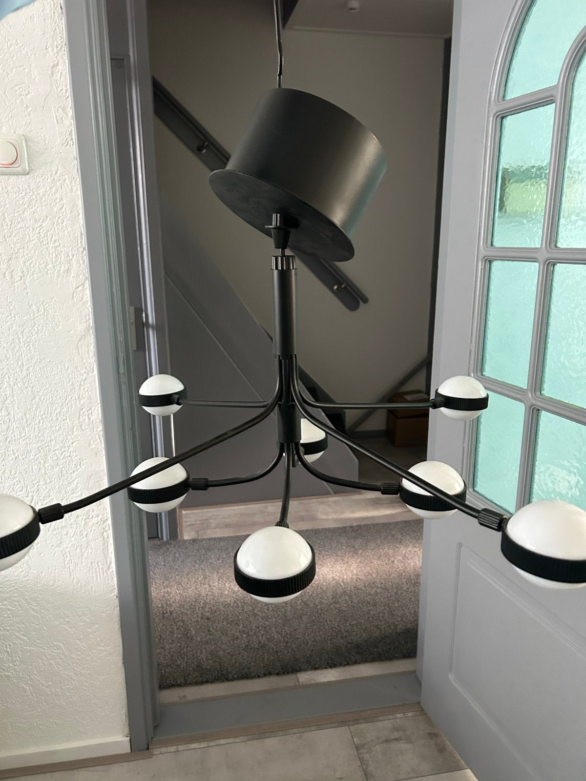 Moderne Zwarte Hanglamp met 8 Witte Bollen, Ophalen, Zo goed als nieuw, Metaal, Overige fittingen